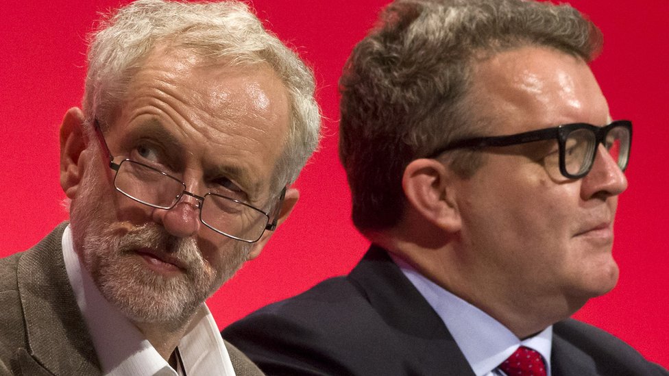 Лидер лейбористов Джереми Корбин (слева) и его заместитель Том Уотсон (справа) сидят на сцене во время ежегодной конференции Лейбористской партии в Брайтоне