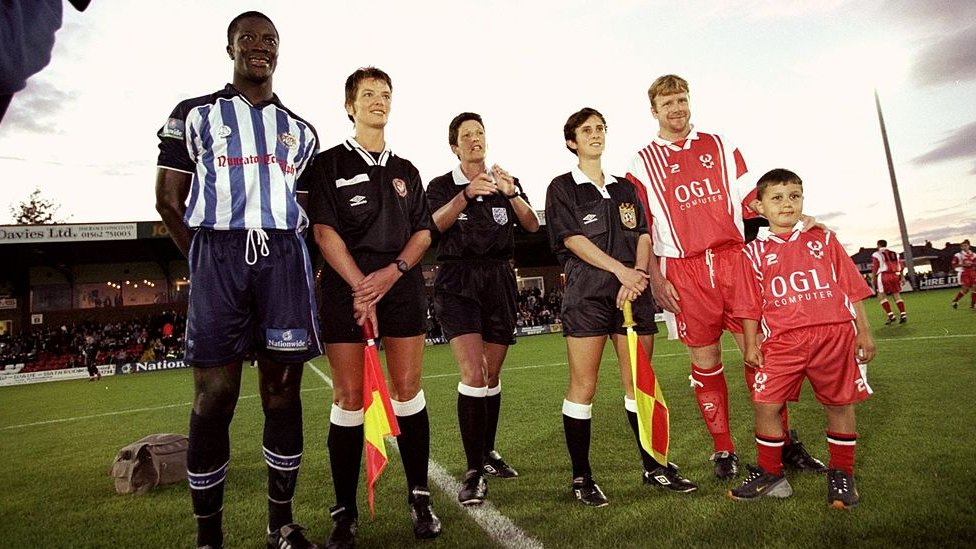 弗蘭普頓和另外兩位女裁判1999年擔任男足比賽裁判。