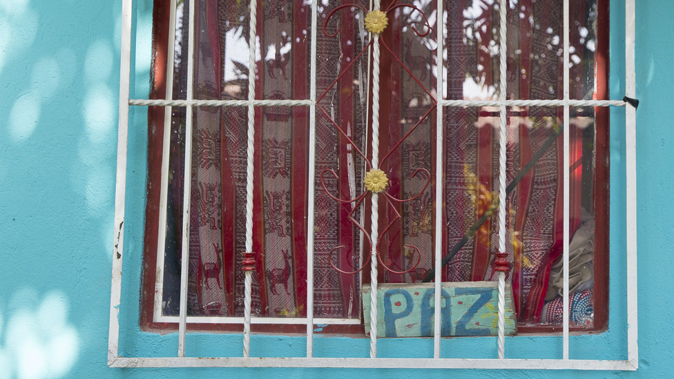 Вывеска с надписью «мир» находится в окне дома в Городе женщин 20 января 2020 года.