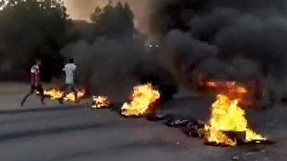 متظاهرون يحرقون إطارات في شوارع الخرطوم صباح الاثنين