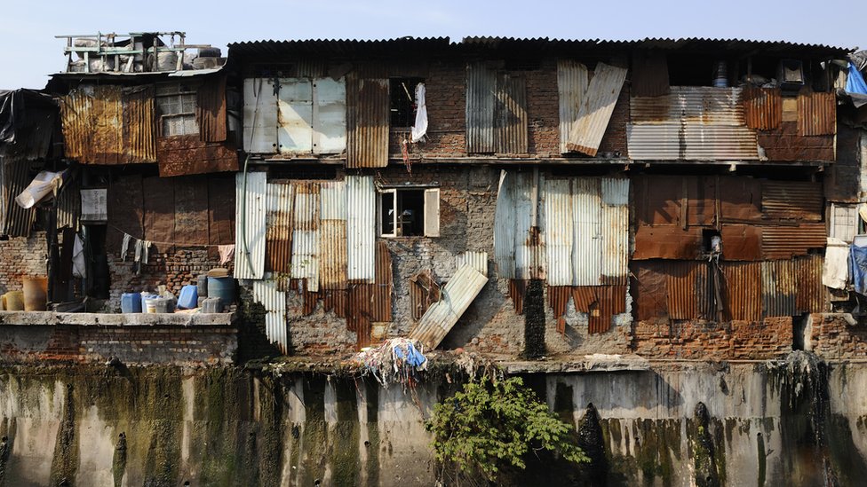 Barrio pobre en India.