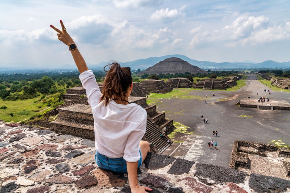 Mujer en las pirámides de México.