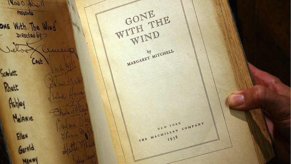 La película está basada en la novela homónima de Margaret Mitchell. Copia autografiada de "Lo que el viento se llevó"