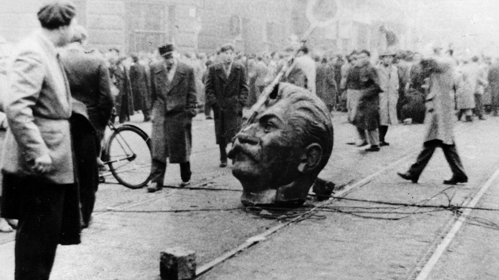Скульптурная голова Сталина была сбита со статуи во время антироссийской демонстрации в Будапеште во время Венгерской революции 1956 года.