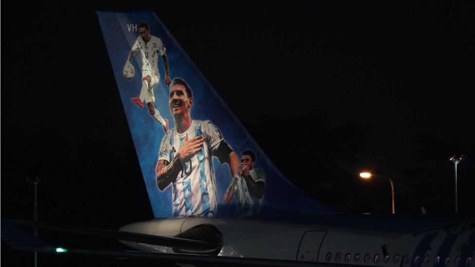 Avión de Aerolíneas Argentinas con la foto de Messi y otros jugadores en la cola