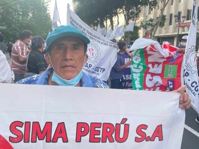 Víctor Suica protesta en las calles de Lima.