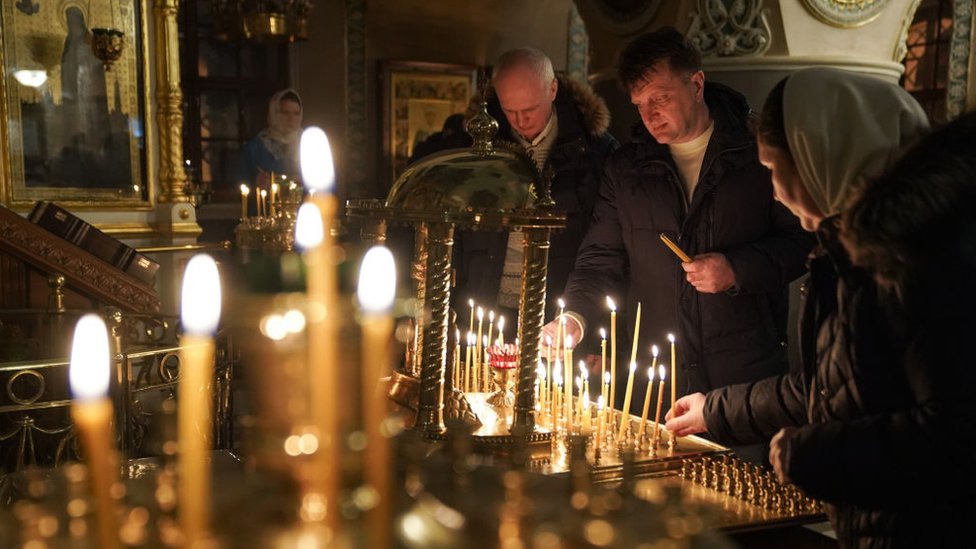 يحتفل المسيحيون الأرثوذكس بليتورجيا بعيد الميلاد مع صلاة إلهية في كنيسة أيقونة تيخفين لأم الرب في موسكو، روسيا في 6 يناير/كانون الثاني 2023