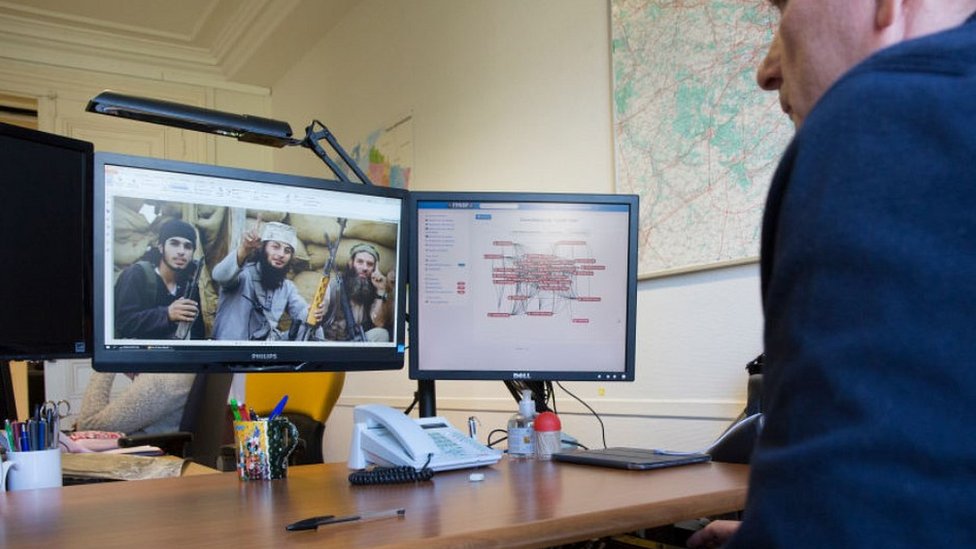 Французская полиция проверяет сайт джихадистов, октябрь 2015 г.