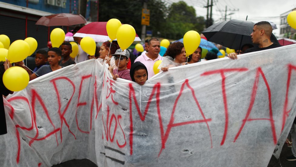 Manifestantes con una pancarta que dice "Dejen de matarnos", Río de Janeiro