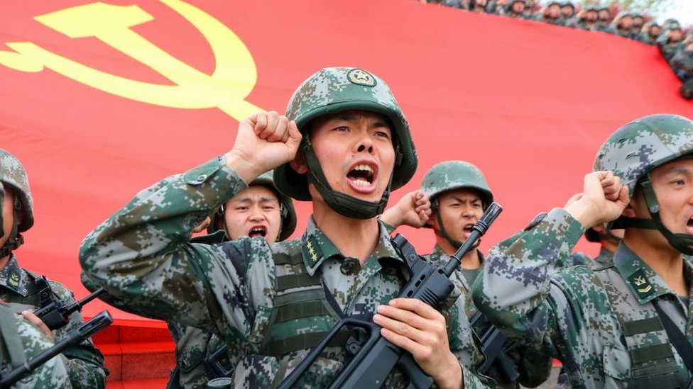中國軍人在中共黨旗前宣誓的資料照片