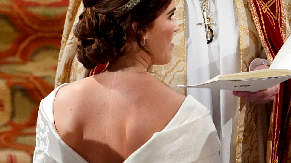 Imagen de la espalda de la princesa Eugenia con su vestido de bodas.
