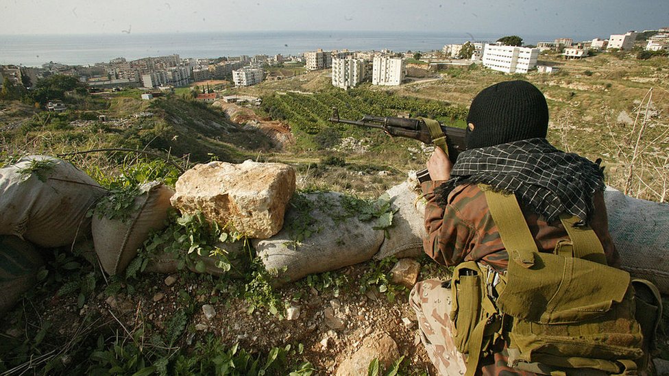 Un combatiente del Frente Popular por la Liberación de Palestina-Comando General en Naameh, sur de Beirut, en diciembre de 2005. Combatiente