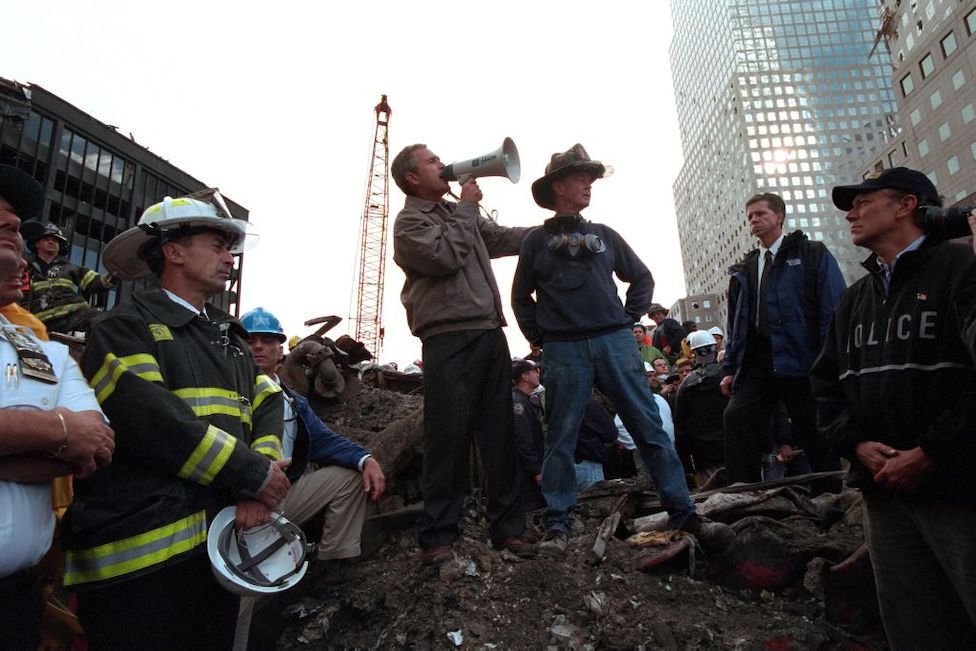 George W Bush dengan pengeras suara.