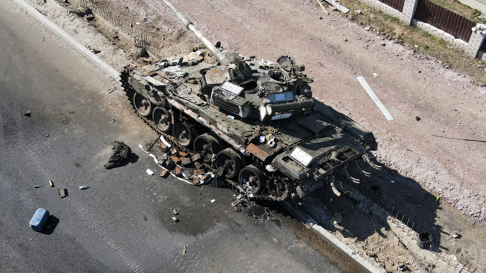Vista aérea de un tanque ruso destruido.