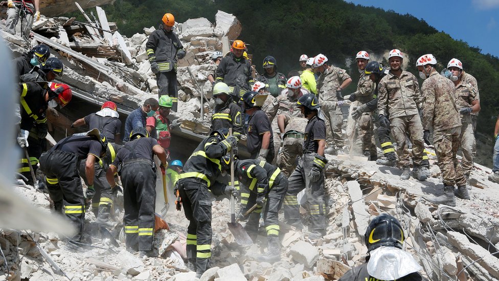 Спасатели работают после землетрясения в Пескара-дель-Тронто, центральная Италия (24 августа 2016 г.)