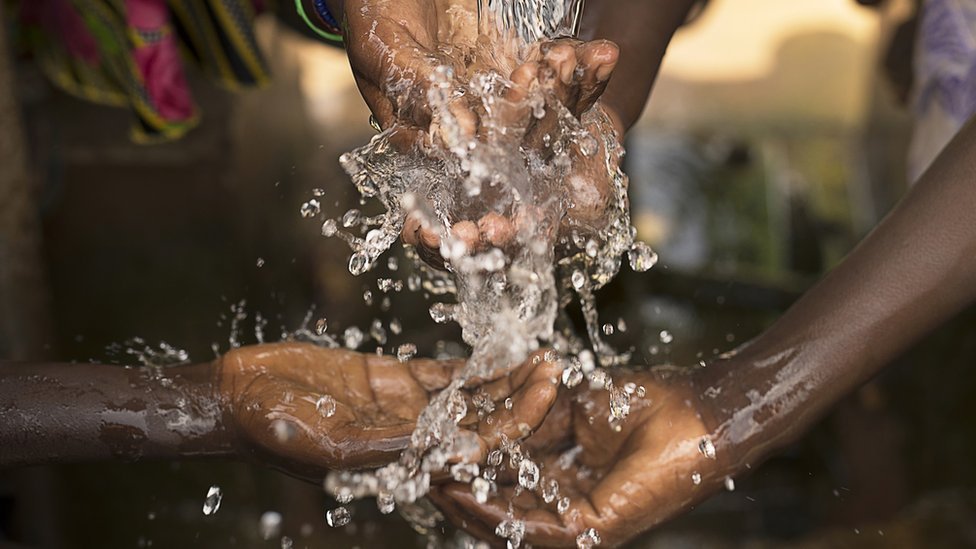 布基納法索南部某處兒童享用自來水洗手