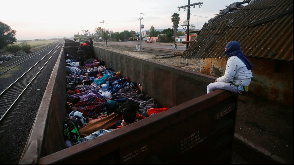 Un vagón de ferrocarril con migrantes en México.