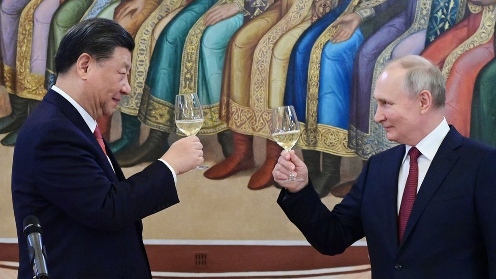 習近平（左）與普京（右）在莫斯科克里姆林宮宴會上祝酒（21/3/2023）