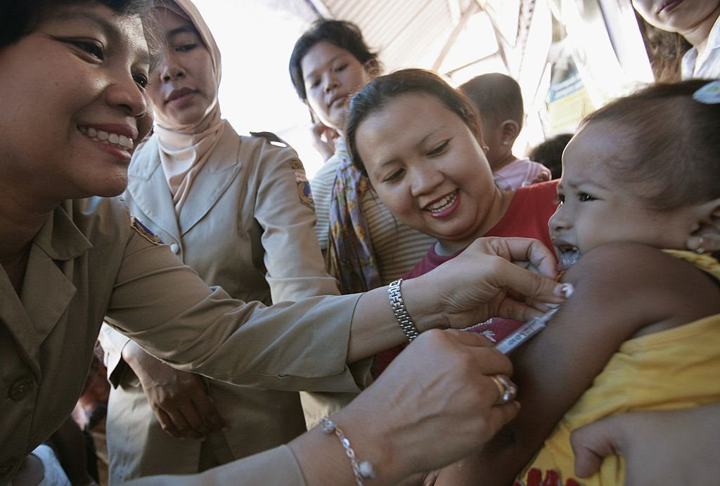 تطعيم طفل باللقاح ضد الحصبة الالمانية عن طريق الحقن