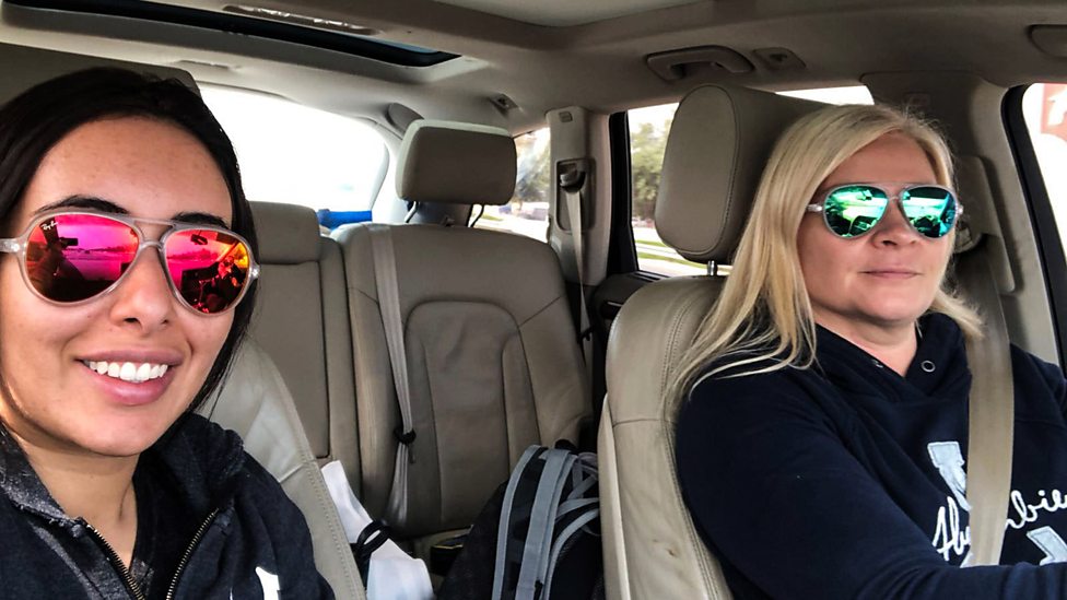 Sheikha Latifa y Tiina Jauhiainen en un automóvil el día de su escape