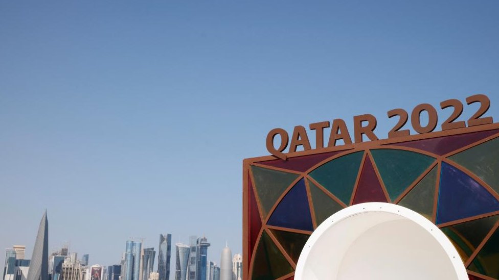 Logo de la Copa del Mundo con la vista de rascacielos de Doha al fondo.