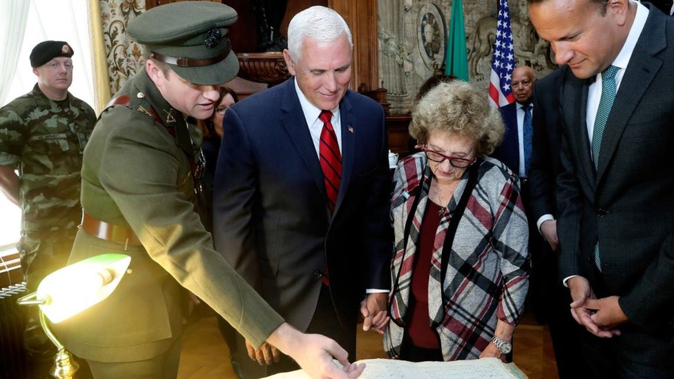 Вице-президент США Майк Пенс с его матерью Нэнси Пенс-Фритч демонстрируют послужной список его деда Ричарда Майкла Коули, который с отличием служил в Силах обороны Ирландии во время гражданской войны