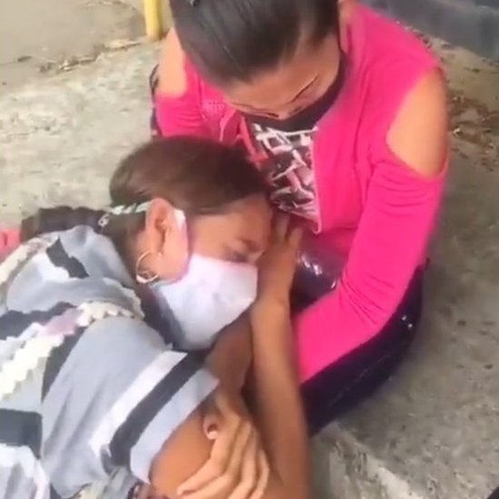 Dos mujeres con máscaras a las puertas de la cárcel Los Llanos en Guanare.