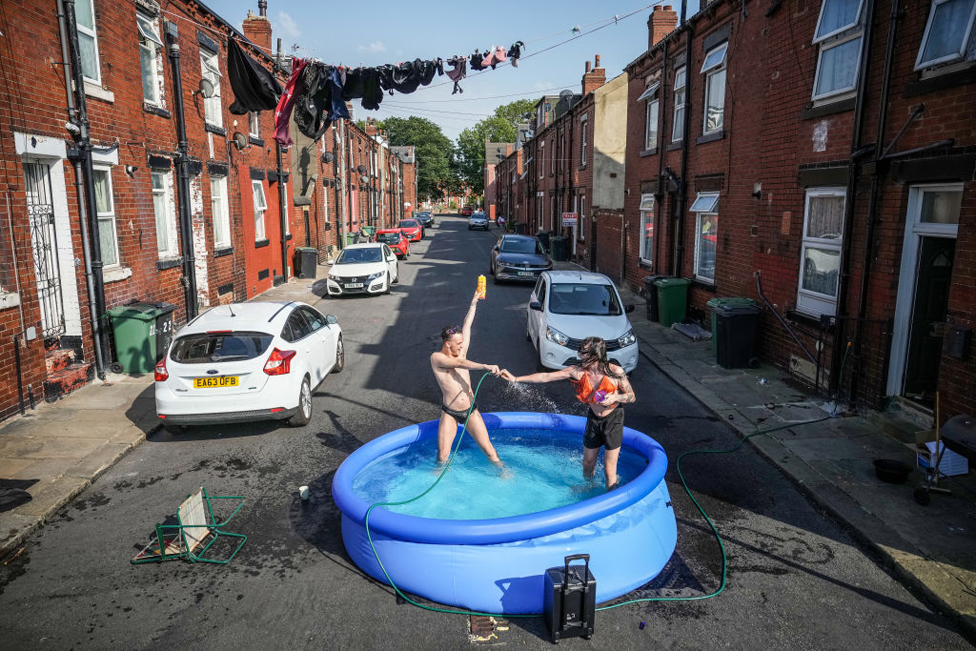 في يوليو/حزيران، سجلت المملكة المتحدة درجات حرارة تزيد عن 40 درجة مئوية (104 فهرنهايت) لأول مرة، وهو ما كان بمثابة معاناة كبيرة للغاية بالنسبة للكثيرين. وفي ليدز، أخذ اثنان من السكان مسبحا للتجديف في الشارع من أجل التغلب على درجة الحرارة المرتفعة.
