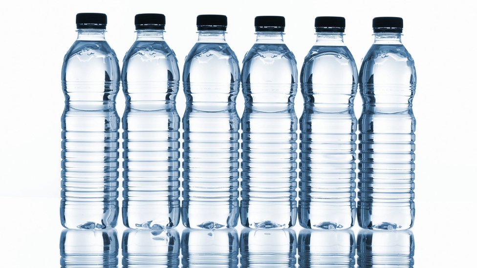 Ряд пластиковых бутылок для воды других производителей
