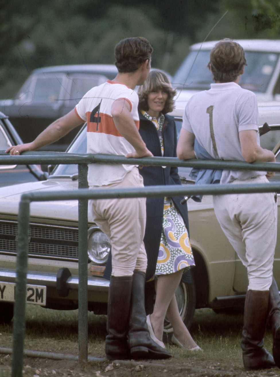 El rey Carlos III y Camila Parker Bowles, ahora reina consorte, conversando después de un partido de polo, en 1972.