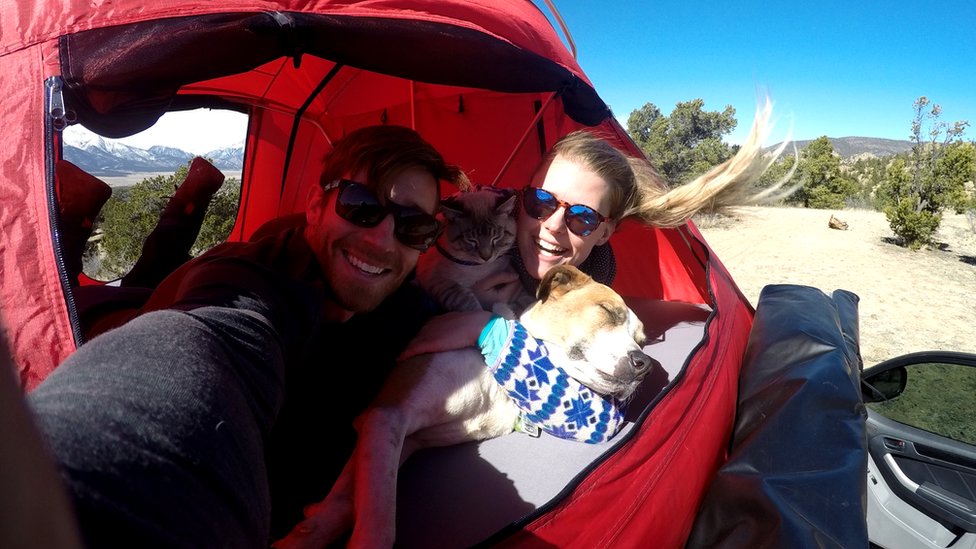 La pareja en una carpa con los dos animales.