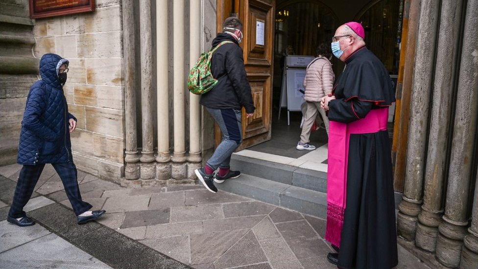Архиепископ Филипп Тарталья открывает двери собора Святого Андрея в Глазго, поскольку храмы вновь открываются для частных молитв