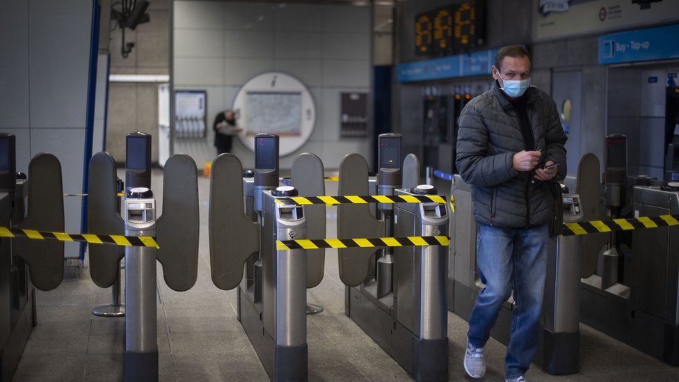Альтернативные шлагбаумы заклеены на станции метро Waterloo в лондонском метро
