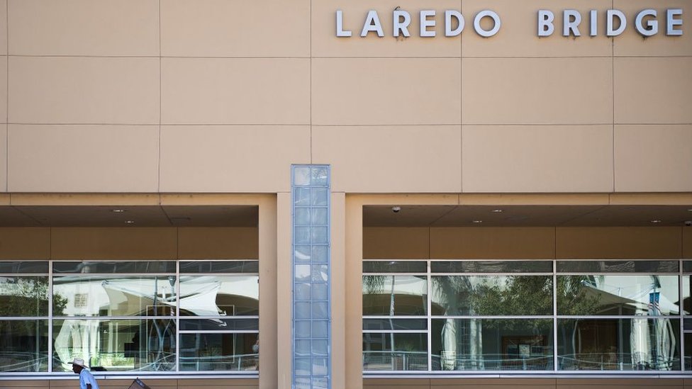 Rosa María y su madre viven en Laredo, Texas, desde 2007. Puente de entrada a Laredo en la frontera entre México y EE.UU.