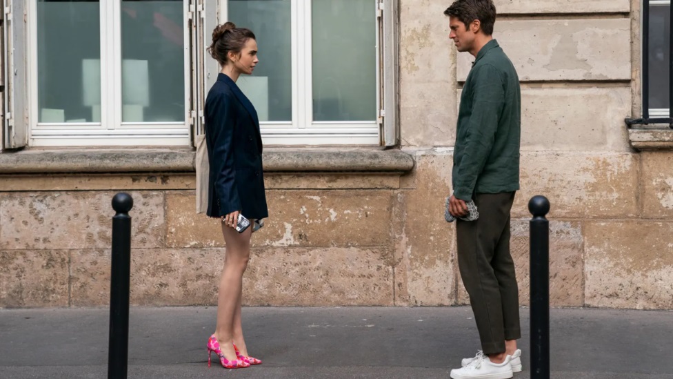 U seriji Emili u Parizu nailazimo na ljubavni trougao, u kojem je i njen komšija Gabrijel