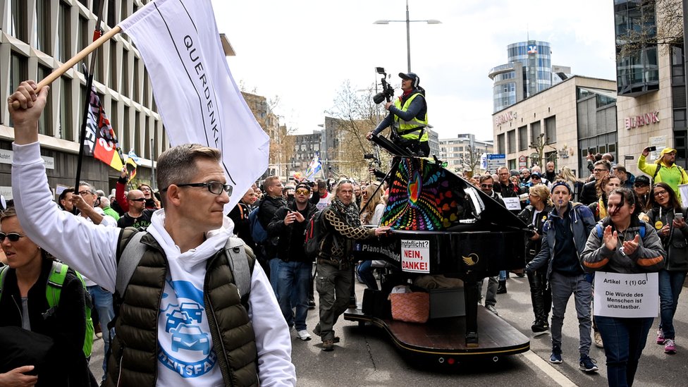 Protesta del grupo antivacuna Querdenken en Stuttgart, Alemania