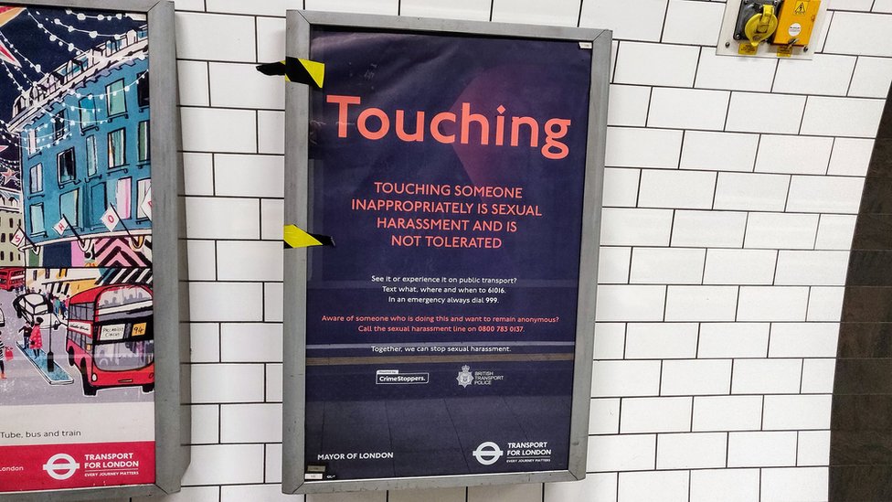 地鐵內警告性騷擾的廣告牌