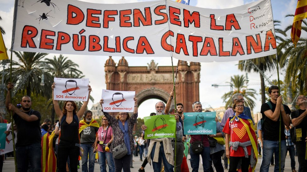 Partidarios de la independencia de Cataluña se concentraron el 10 de octubre en las inmediaciones del Parlament para escuchar el discurso de Puigdemont. Partidarios de la independencia de Cataluña.