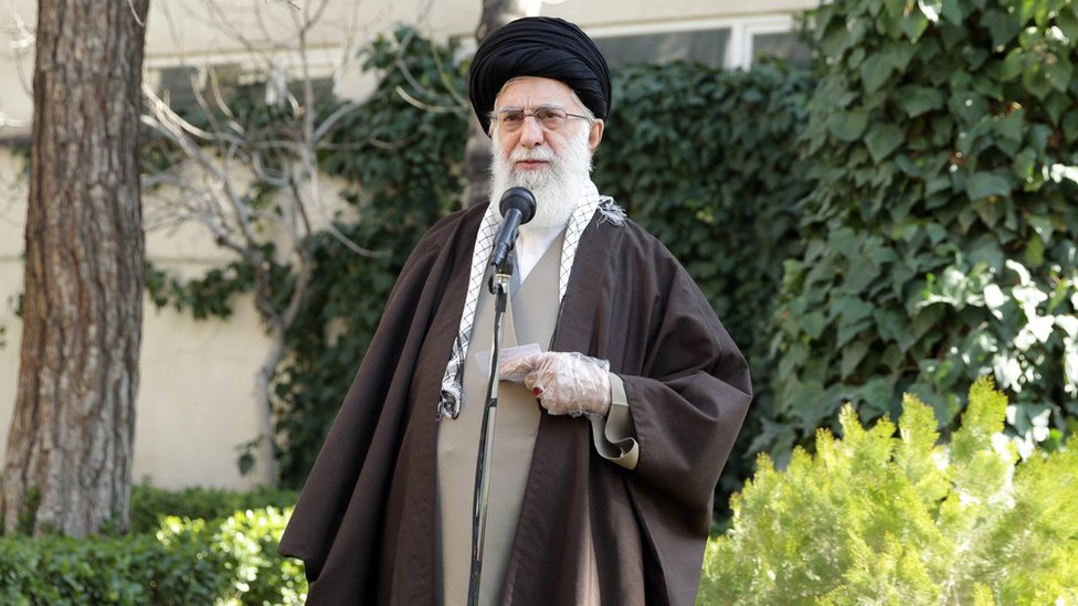 Аятолла Али Хаменеи присутствует на церемонии посадки деревьев в Тегеране 3 марта 2020 г.