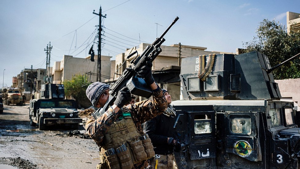 В 2017 году иракский спецназовец стреляет в дрон, управляемый джихадистами группы «Исламское государство»