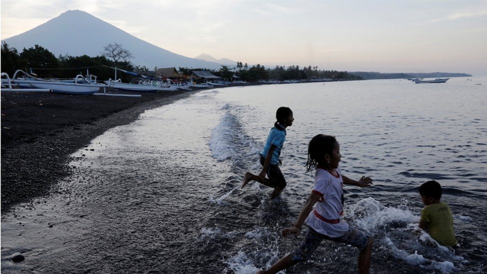 Miles de personas fueron evacuadas en Indonesia ante el peligro de erupción del Monte Agung. Miles de personas fueron evacuadas en Indonesia ante el peligro de erupción del Monte Agung.