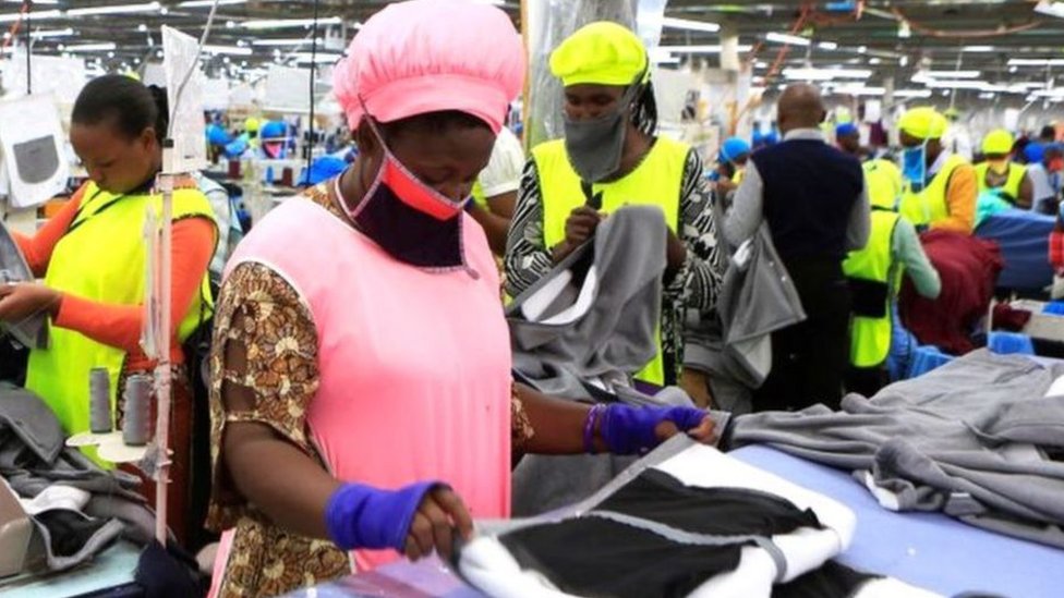 يمكن لمصانع الملابس، كهذا المصنع في كينيا، أن تستفيد من انفتاح التجارة