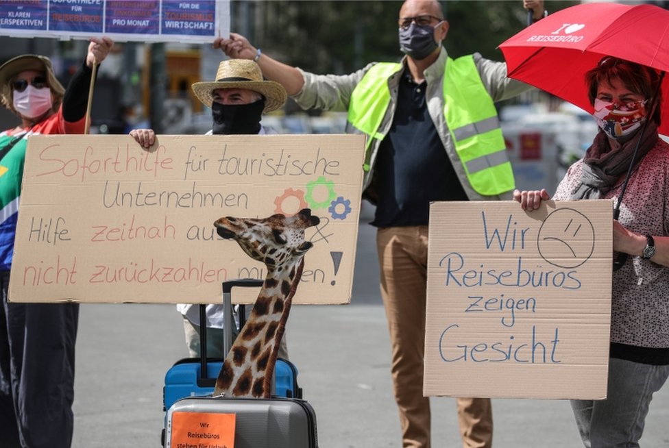 Сотрудники туристических агентств, туроператоров и автобусных компаний, носящие маски и сохраняющие социальную дистанцию, демонстрируют, что требуют поддержки и спасательного финансирования во Франкфурте-на-Майне, Германия, 29 апреля 2020 года