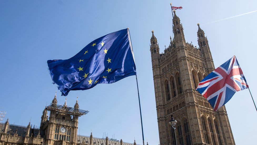 Флаги ЕС и Великобритании развеваются у здания парламента в Лондоне
