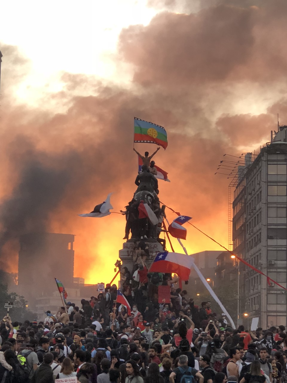 Pessoas sobem em estátua durante manifestação