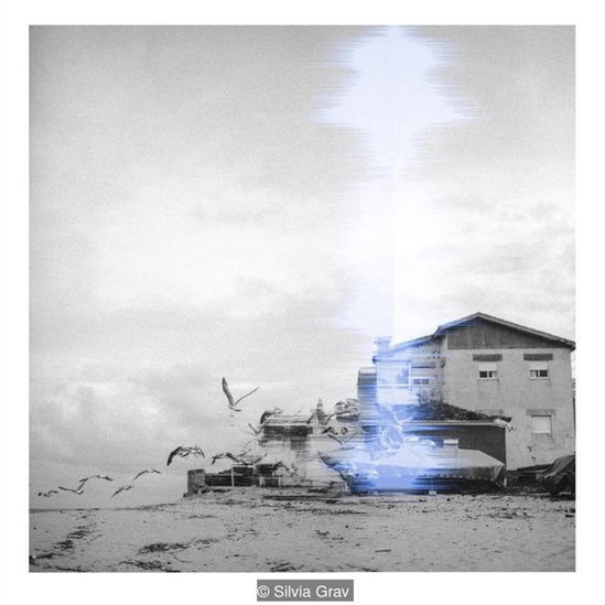 Los recuerdos de una persona con Alzheimer se van volviendo borrosos, hasta que finalmente se hace imposible conectarlos. Foto: Silvia Grav. Foto en blanco y negro de una casa en la playa. Foto: Silvia Grav.