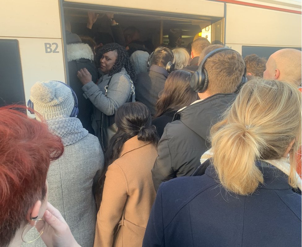Пассажиры пытаются сесть на поезд
