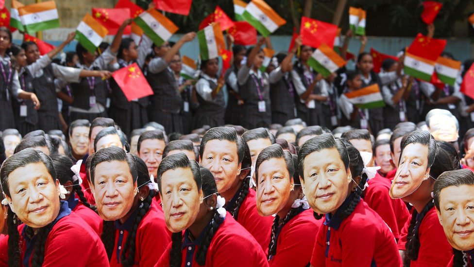 Foto de archivo de varias personas con la careta de Xi Jinping y otrras personas con la bandera de India