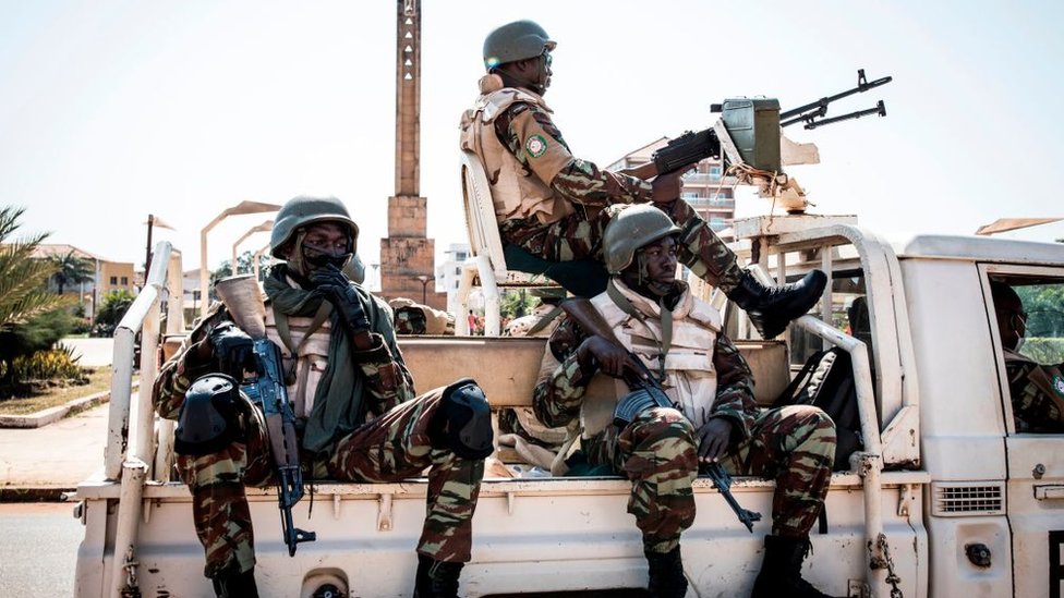Солдаты из миссии безопасности Экономического сообщества государств Западной Африки (ЭКОВАС) в Гвинее-Бисау (ЭКОМИБ) ждут в своем грузовике у президентского дворца в Бисау 24 ноября 2019 года