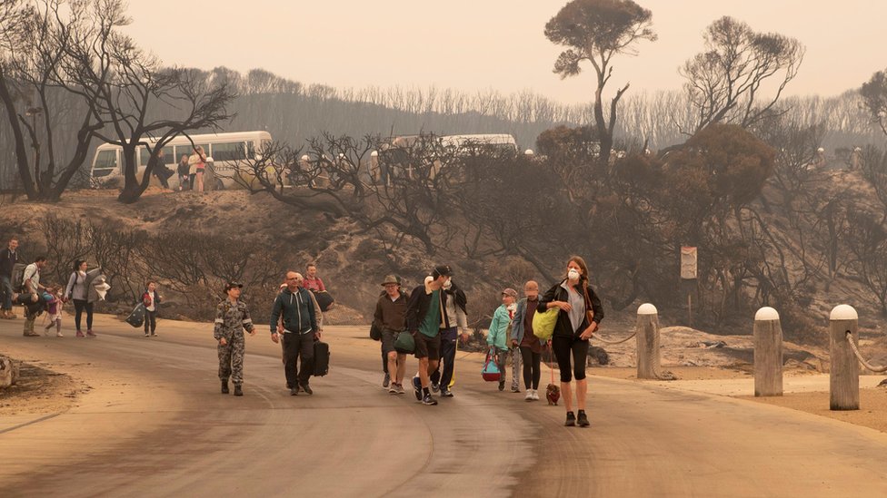 Люди эвакуируются из Маллакута, Австралия, во время лесных пожаров (3 января 2020 г.)